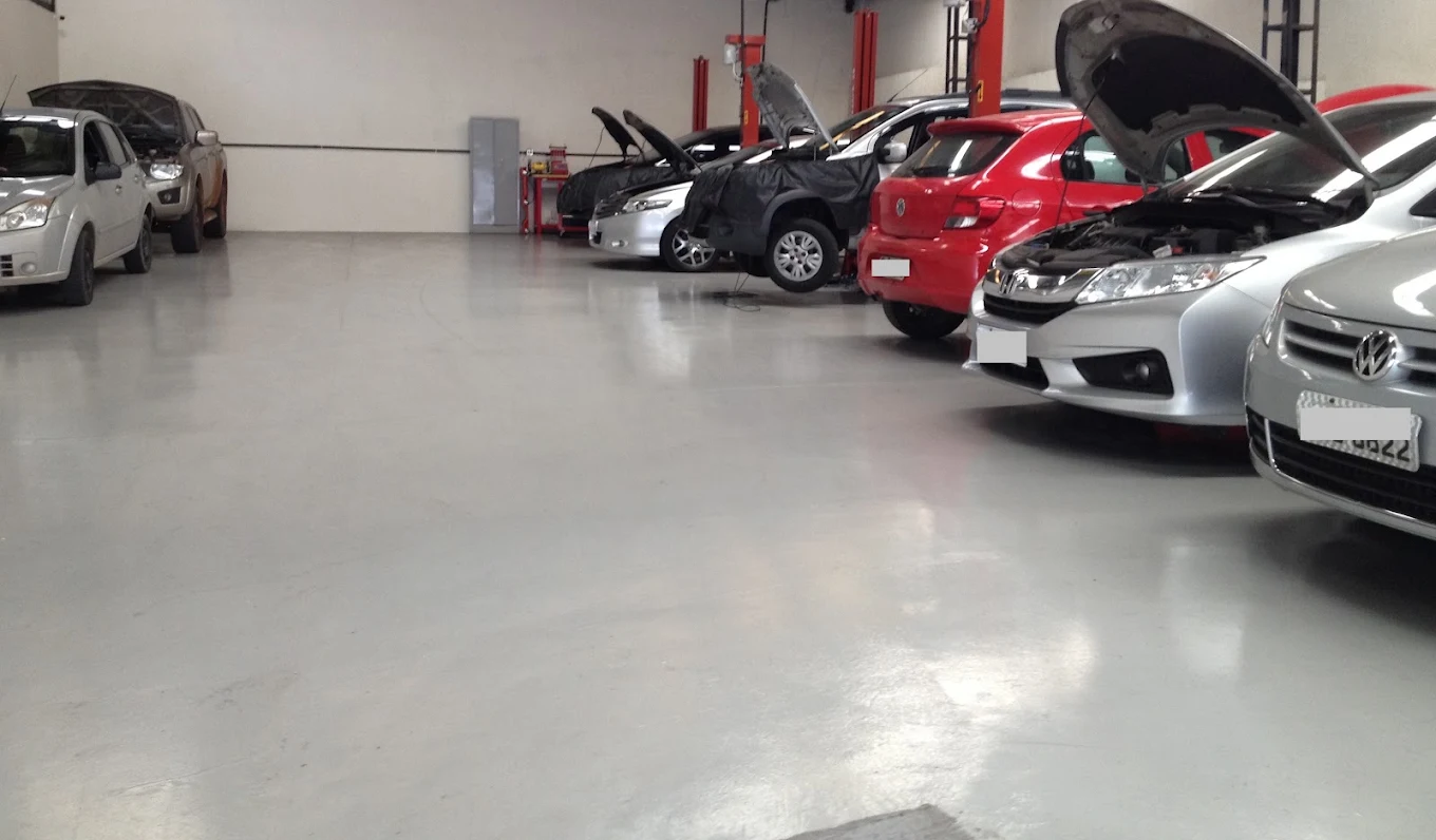 Área interna da oficina JHA Auto Center